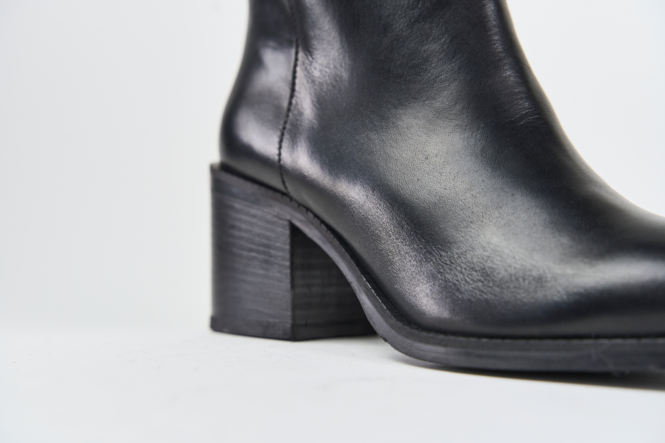 Tania 11 Black