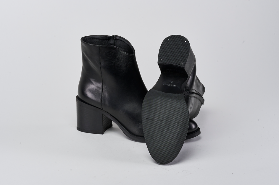 Tania 11 Black